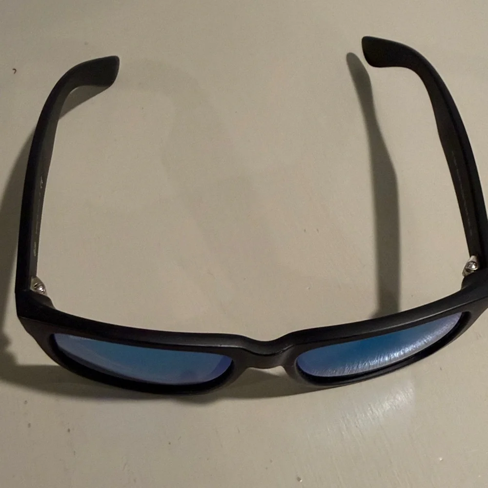 Ray BanSunglasses with Blue Mirrored Lenses - Picture 5 of 9